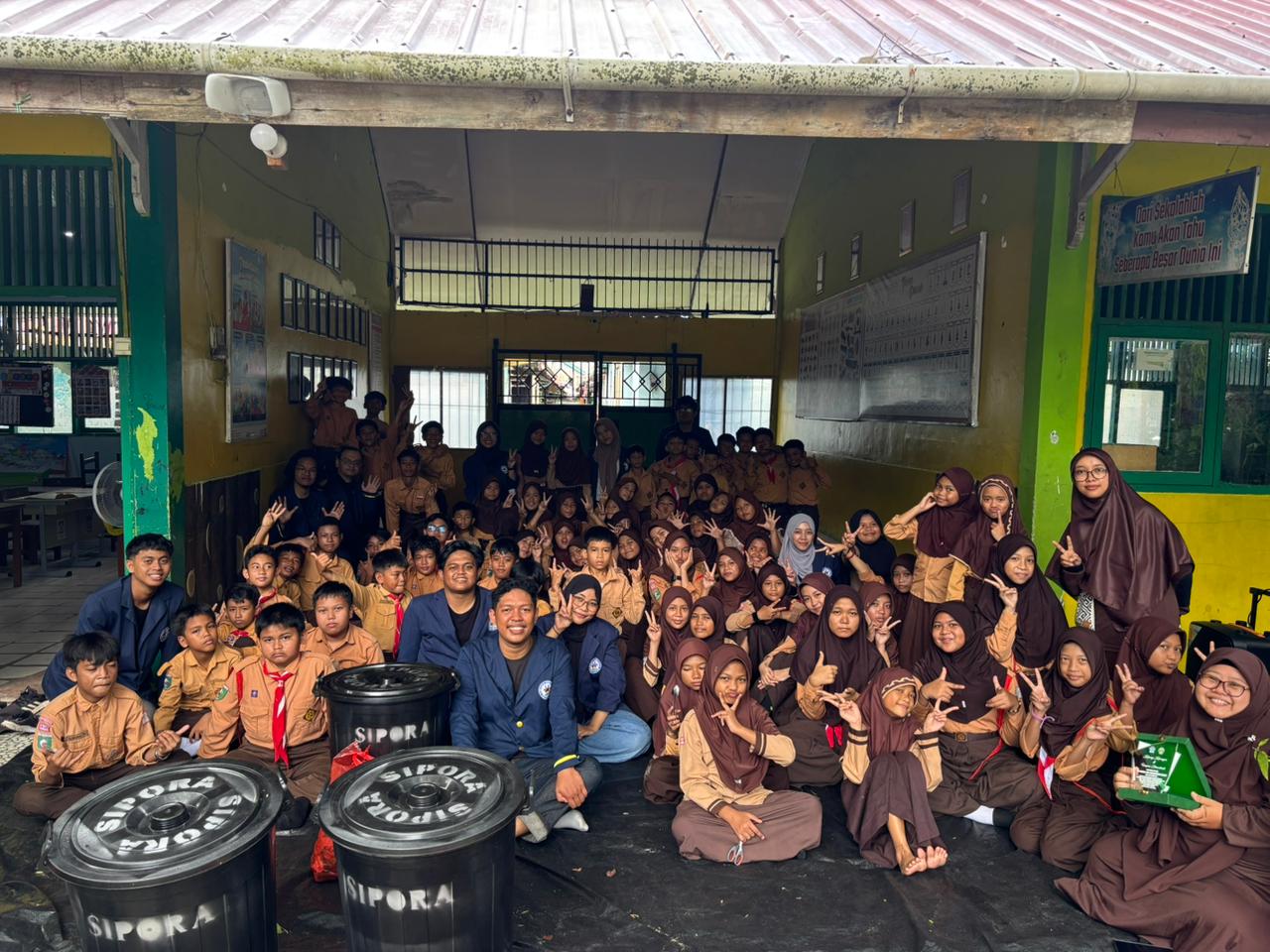 Pendampingan Edukasi Pengolahan Sampah Bagi Anak Sekolah Dasar Melalui Pembuatan Komposter Aerob Di Sekolah Dasar Negeri 004 Balikpapan Barat